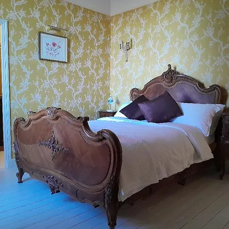 D'hotes Montbron Bed & Breakfast